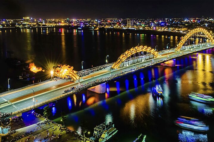 Da Nang: Seafood Dinner, Night Market, Sightseeing By Night, Da Nang